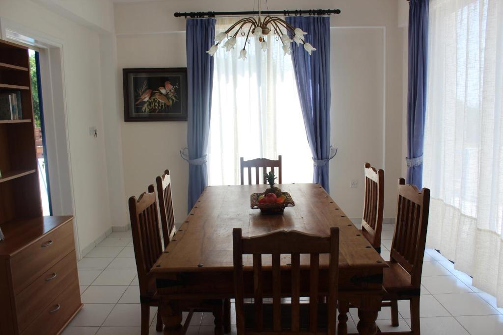 Kavalla Forest Villas Paphos Rum bild
